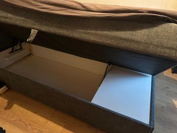 Boxspring bed met hoofdsteun beschikbaar voor biedingen