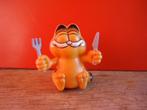 Garfield kunststof pop met mes en vork 1981 5,5cm, Verzamelen, Stripfiguren, Garfield, Gebruikt, Ophalen of Verzenden