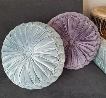 Linen & More: mooie lichtblauwe en paarse sierkussens beschikbaar voor biedingen