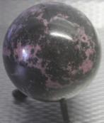 Gepolijste 6,5 cm Grote zwart/Roze RHODONIET bol incl tripod, Verzenden, Overige typen
