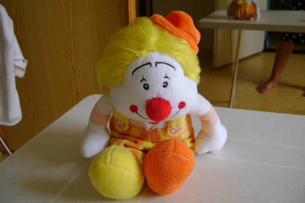 grappige pluche clown met hoedje van 30cm in oranje geel, Ophalen of Verzenden, Zo goed als nieuw, Overige typen