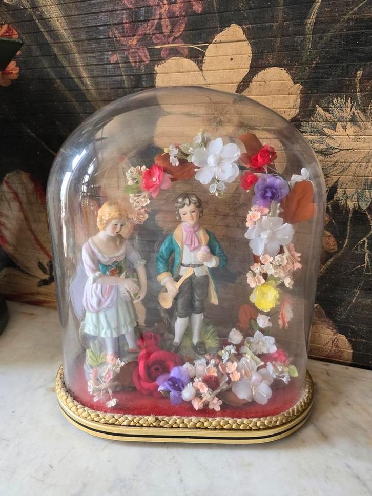 Antiek glazen stolp porseleinen beeldjes, Antiek en Kunst, Antiek | Glas en Kristal, Ophalen of Verzenden