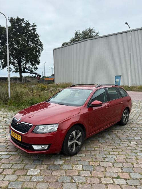 Skoda Octavia 1.6 TDI 2015 Rood, Auto's, Skoda, Octavia, Diesel, A, Hatchback, Handgeschakeld, Origineel Nederlands, Rood, Voorwielaandrijving