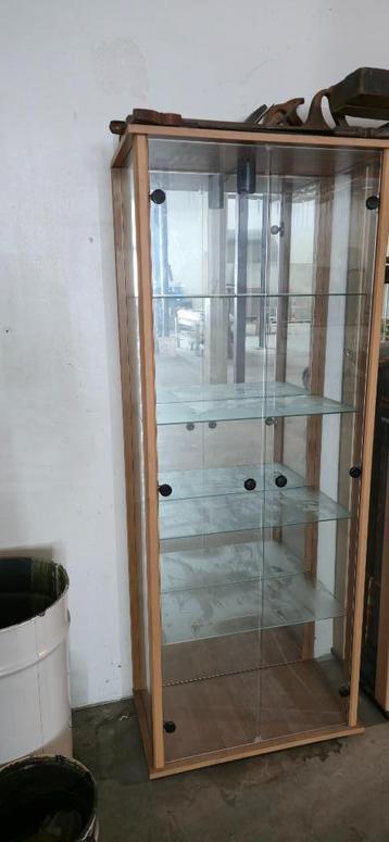 2xVitrinekast met spiegelwand,verlichting stekker aansluiten beschikbaar voor biedingen