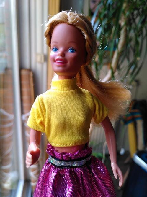 BARBIE 🏩 Skipper + kleding MATTEL 🏩, Kinderen en Baby's, Speelgoed | Poppen, Gebruikt, Barbie, Ophalen of Verzenden