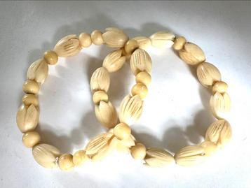 2 Antiek gekerft been stretch armbanden beschikbaar voor biedingen