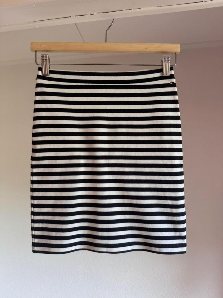 Donkerblauw/wit gestreepte Tommy hilfiger rok maat 152 €2,00, Kinderen en Baby's, Kinderkleding | Maat 152, Zo goed als nieuw
