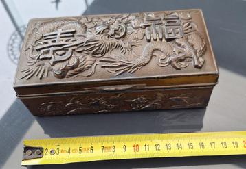 Metalen kistje beschikbaar voor biedingen