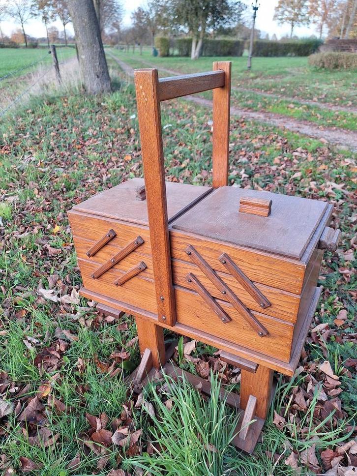Oude uittrekbare hoge naaidoos, Antiek en Kunst, Curiosa en Brocante, Ophalen of Verzenden