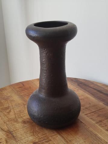 Vintage ‘80 donkerbruine Brutalistische vaas- zandlopermodel beschikbaar voor biedingen