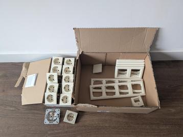 Gira 9x stopcontact Systeem 55 + 6x afdekraam beschikbaar voor biedingen