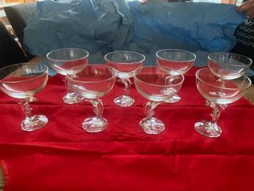 8 ijscoupes met dolfijnen voet beschikbaar voor biedingen