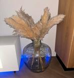 Grote glazen vaas met pluimen, Huis en Inrichting, Woonaccessoires | Vazen, Ophalen, 50 tot 75 cm, Blauw, Glas
