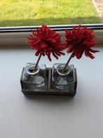 Rode dahlia kunstbloemen in glazen vaasjes op dienblad, Ophalen of Verzenden, Glas, Bruin, Gebruikt