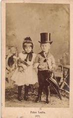 CDV - Aandoenlijk tafereel 2 Kinderen met speelgoed, Gebruikt, Verzenden, Foto, Voor 1940