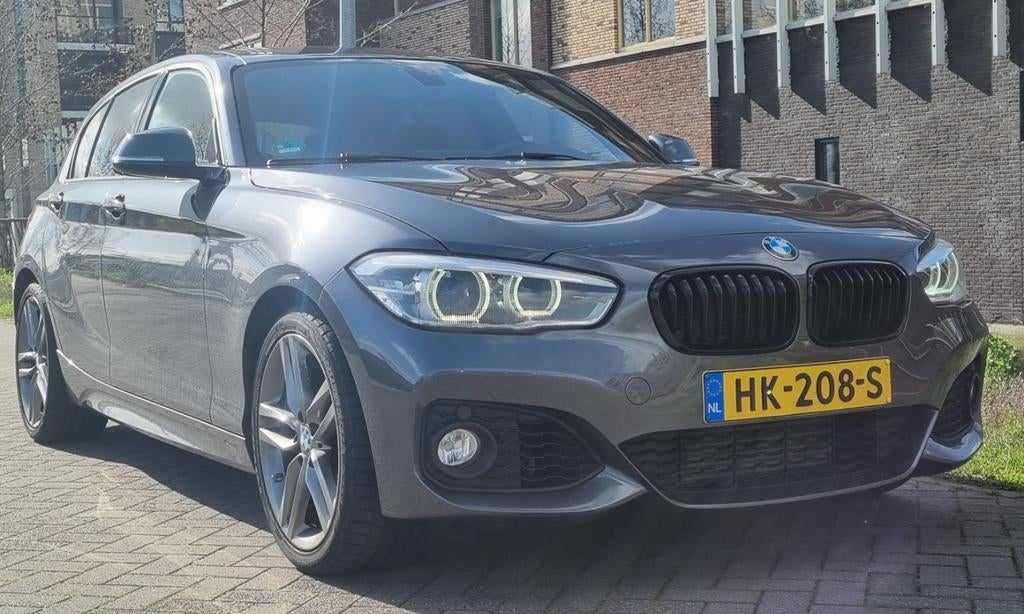BMW 1-Serie M-Pakket 118i 136pk Aut 2015 Grijs, Auto's, 1295 kg, Origineel Nederlands, 650 kg, Particulier
