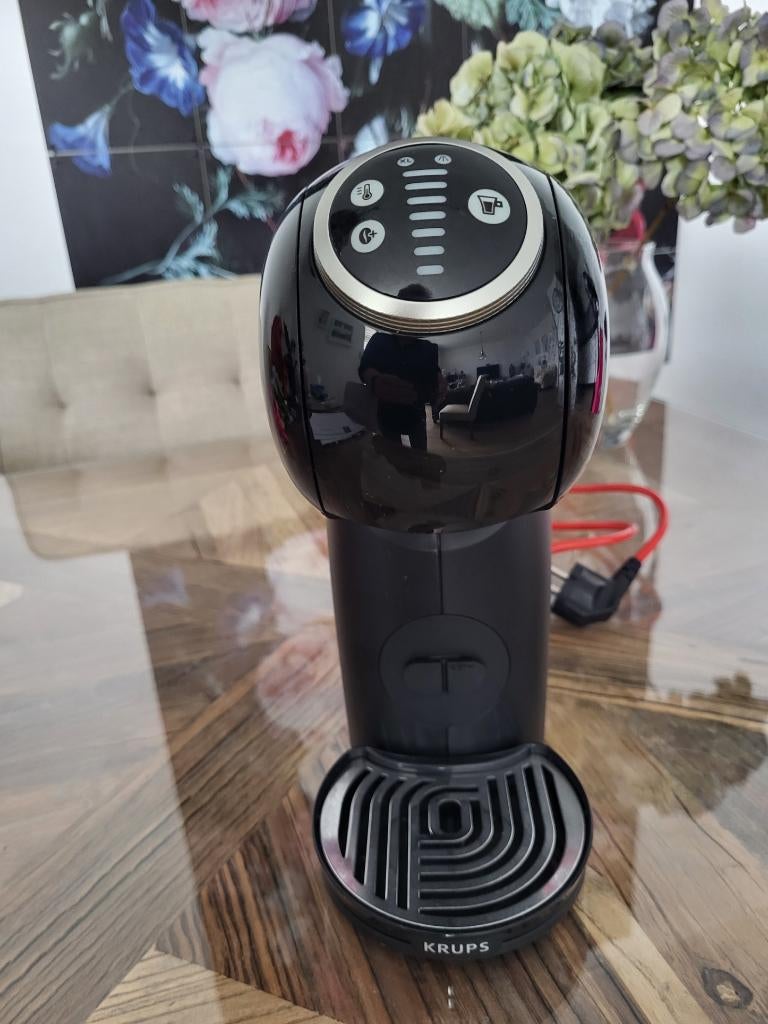 Dolce Gusto Genio S Plus, Ophalen of Verzenden, Zo goed als nieuw, Koffiemachine, Koffiepads en cups