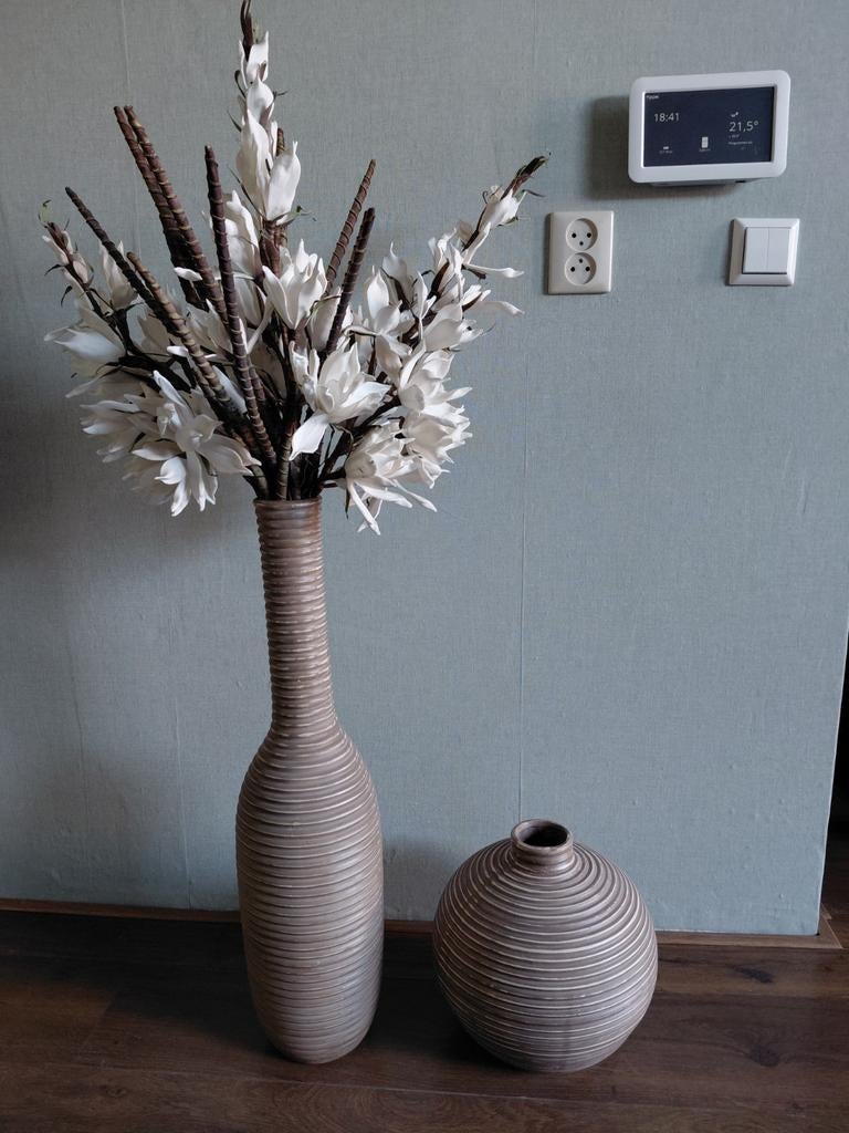 Set van 2 aardewerk vazen inclusief kunststof bloemstuk, Ophalen, Zo goed als nieuw, Aardewerk of Porselein, 75 cm of meer