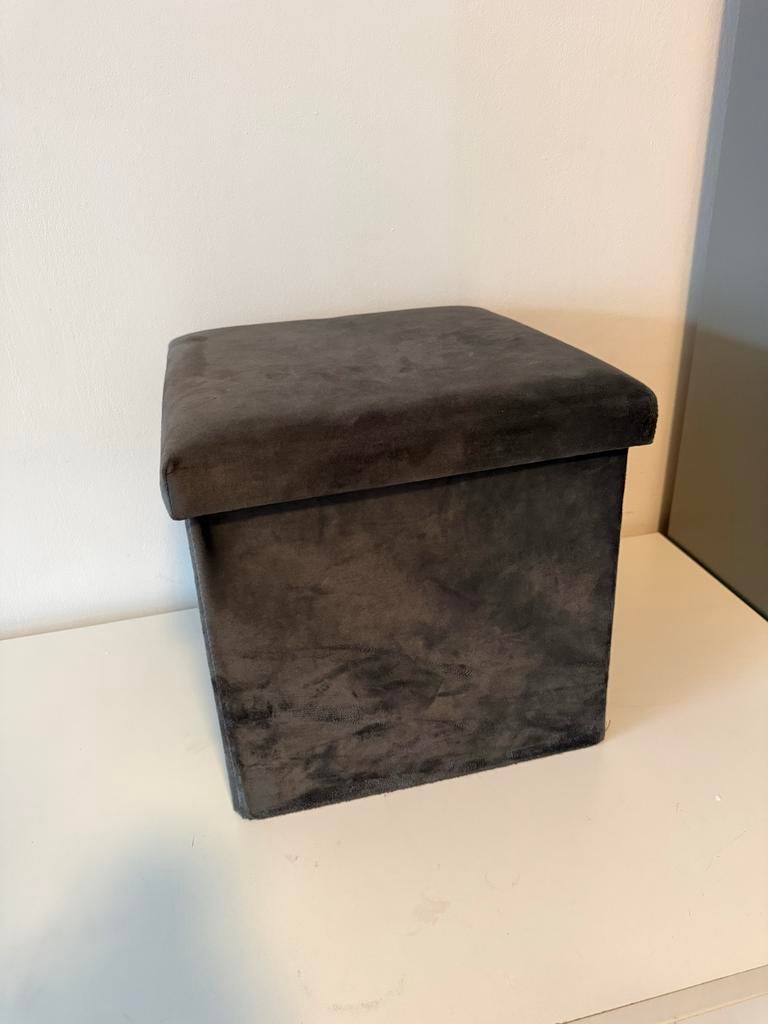 Donkergrijze fluwelen poef met opbergruimte, Ophalen, Minder dan 50 cm, Zo goed als nieuw, Stof