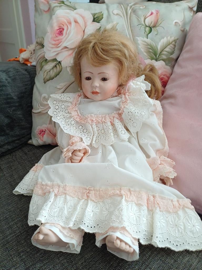 Pop v porselein 46cm met crème jurkje op foto  lijkt wit, Verzamelen, Poppen, Ophalen, Zo goed als nieuw, Pop