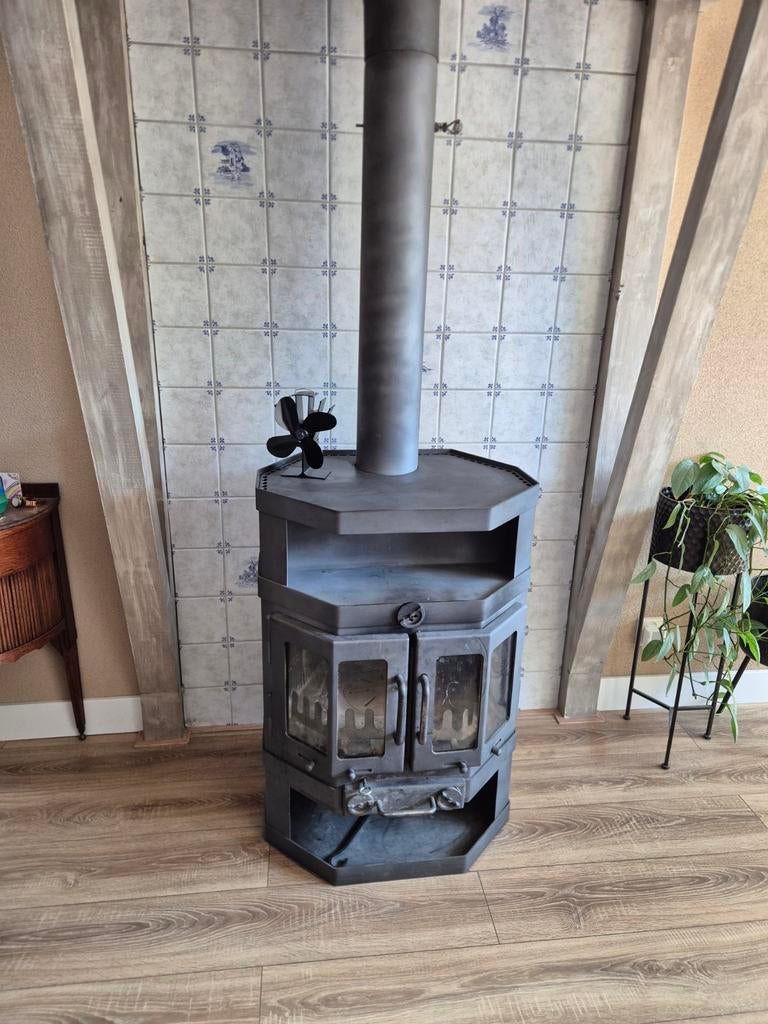 Houtkachel met bovenaansluiting en houtvak, Huis en Inrichting, Kachels, Ophalen of Verzenden, Gebruikt, Hout, Houtkachel