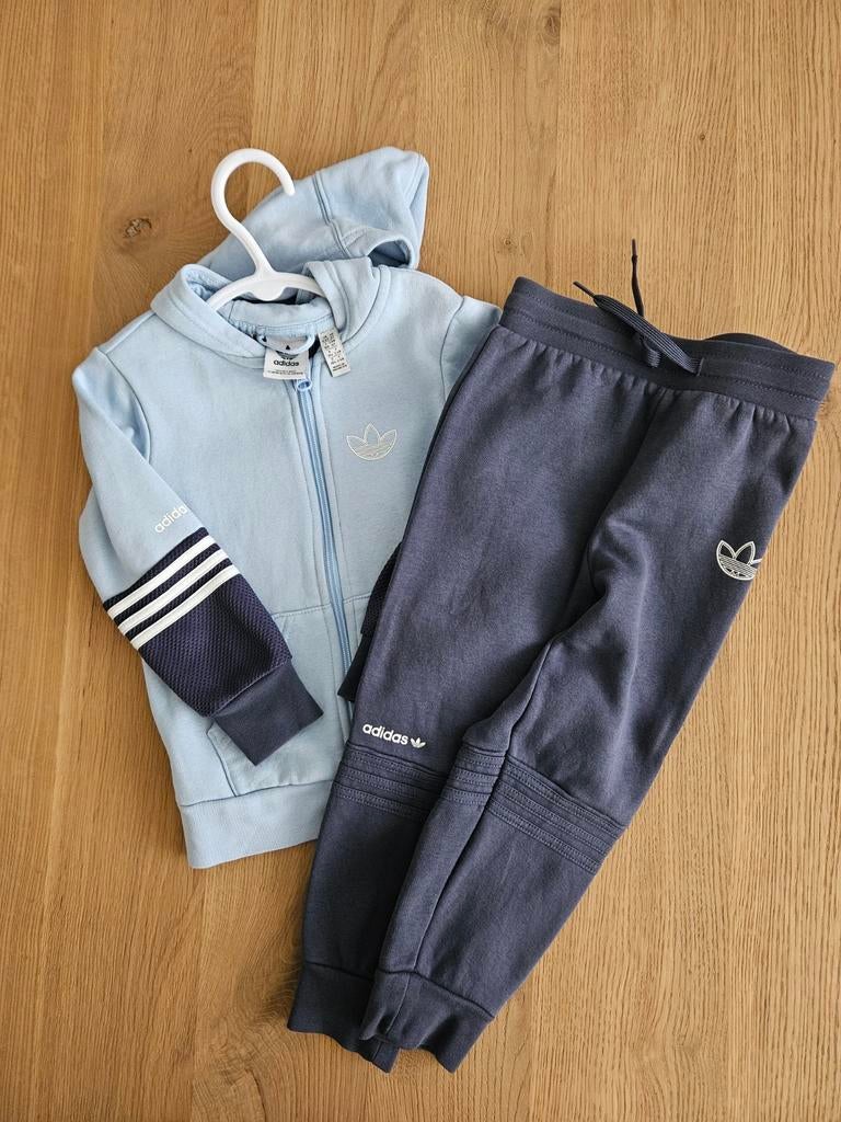 Adidas Trainingspak maat 104 ZGAN, Kinderen en Baby's, Kinderkleding | Maat 104, Ophalen of Verzenden, Zo goed als nieuw, Jongen of Meisje