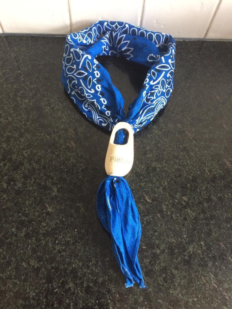 Boerenzakdoek blauw met houten klompje Pieter, Ophalen of Verzenden, Zo goed als nieuw, Jongen of Meisje