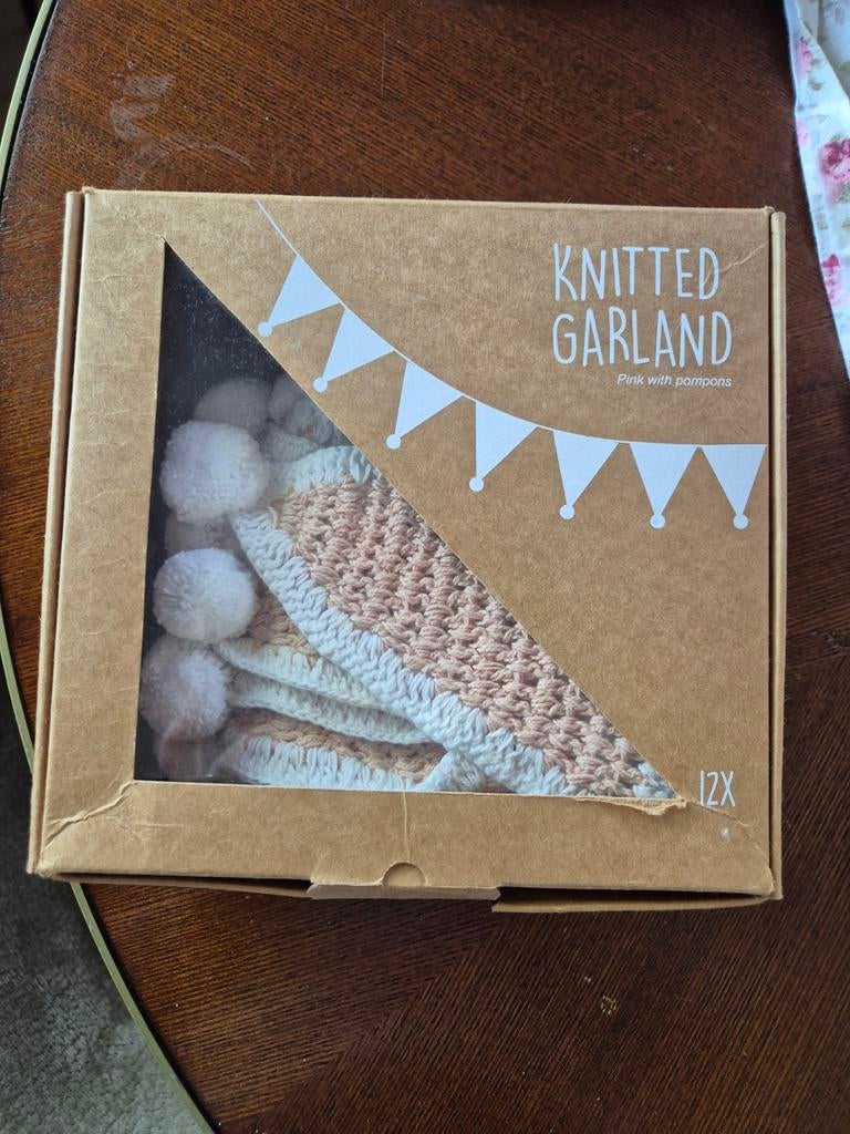 Gebreide slinger roze met pompons - Kids Depot, Ophalen of Verzenden, Nieuw, Versiering, Verjaardag