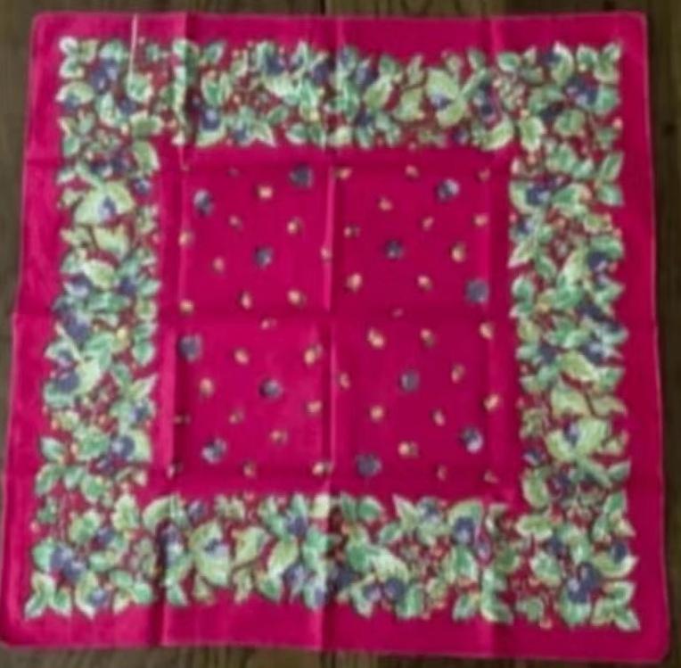Sjaaltje, shawl, doek, hoofddoek bramen aardbeien; 53 x 53, Kleding | Dames, Ophalen of Verzenden, Zo goed als nieuw, Maat 38/40 (M)