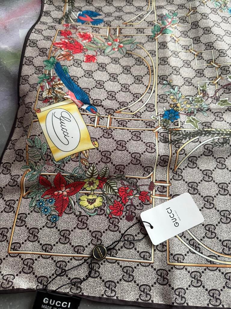 Gucci vierkant sjaal, Ophalen of Verzenden, Nieuw, Maat 46/48 (XL) of groter, Sjaal