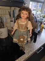 Porseleinen pop met beertje., Ophalen of Verzenden