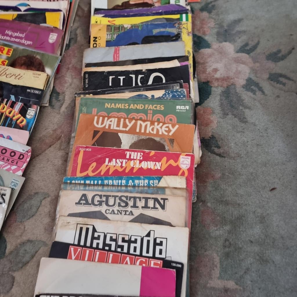 240+ Singles diverse genres, vroeger gekocht bij V&D, Cd's en Dvd's, Vinyl Singles, Gebruikt, Overige genres, 7 inch, Single