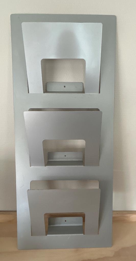 IKEA Skrissel wandmagazinehouder, Huis en Inrichting, Woonaccessoires | Krantenbakken en Lectuurbakken, Ophalen of Verzenden, Gebruikt