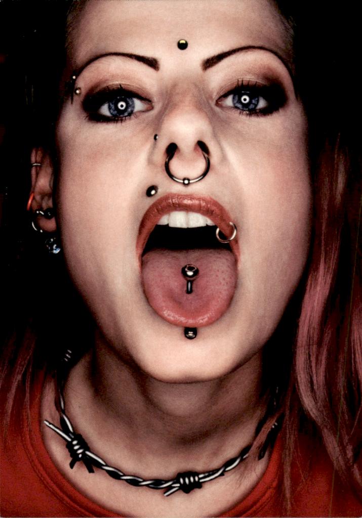 Jonge dame met piercings in gezicht, Ola, Erwin Olaf, Verzamelen, Verzenden, 1980 tot heden, Ongelopen, Overige thema's