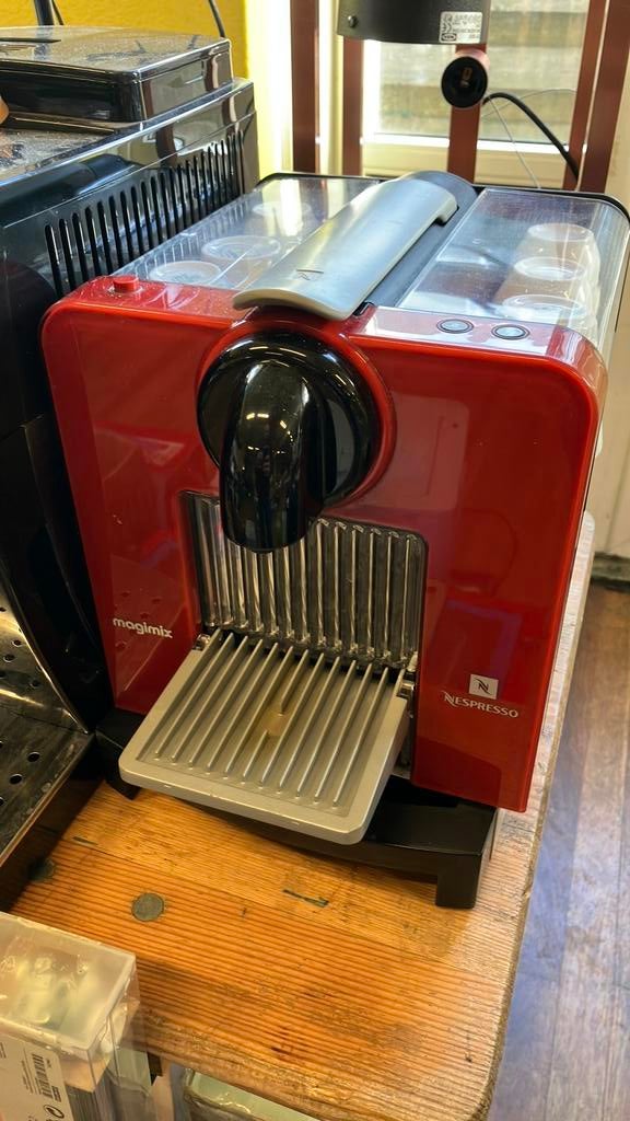 Nespresse magimix, Witgoed en Apparatuur, Koffiezetapparaten, Ophalen, Gebruikt, Espresso apparaat, Koffiepads en cups