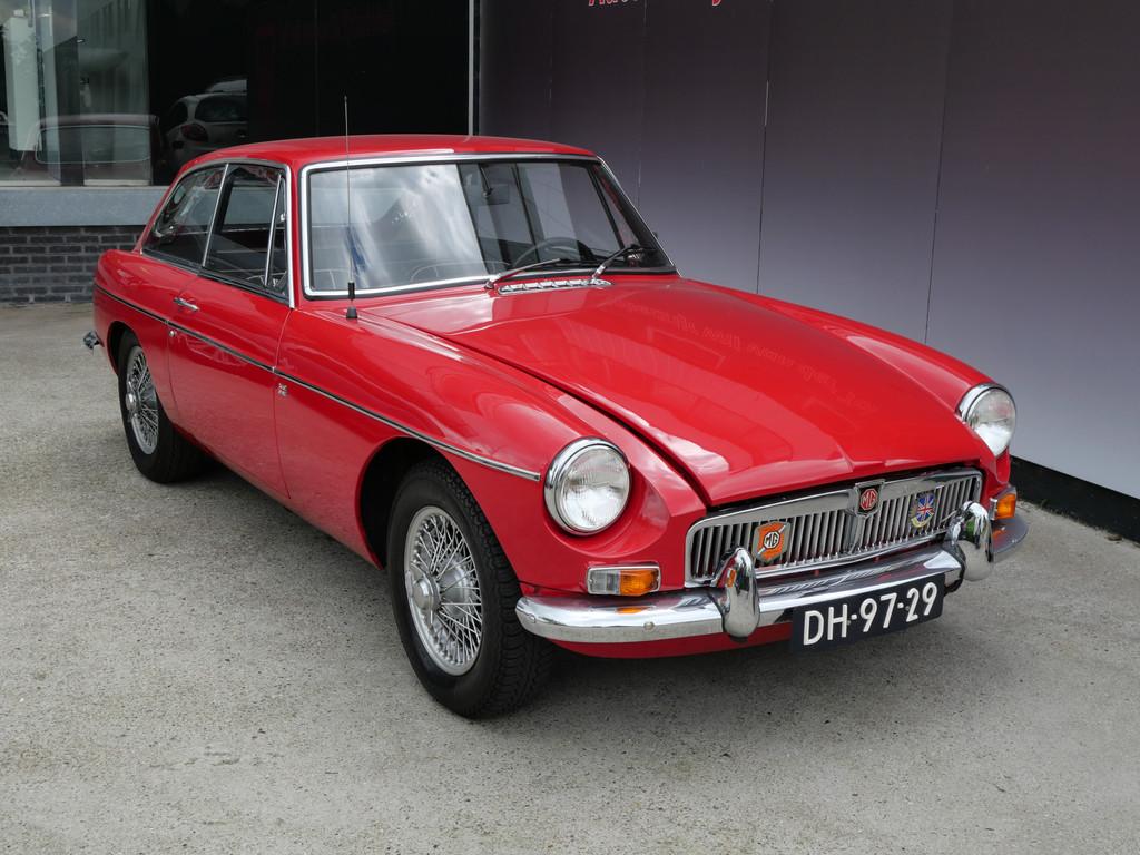 MG B 1.8 GT OVERDRIVE | LEER | ORIGINEEL | EUROPESE UITVOERI, Auto's, Oldtimers, Achterwielaandrijving, Zwart, Leder, Bedrijf
