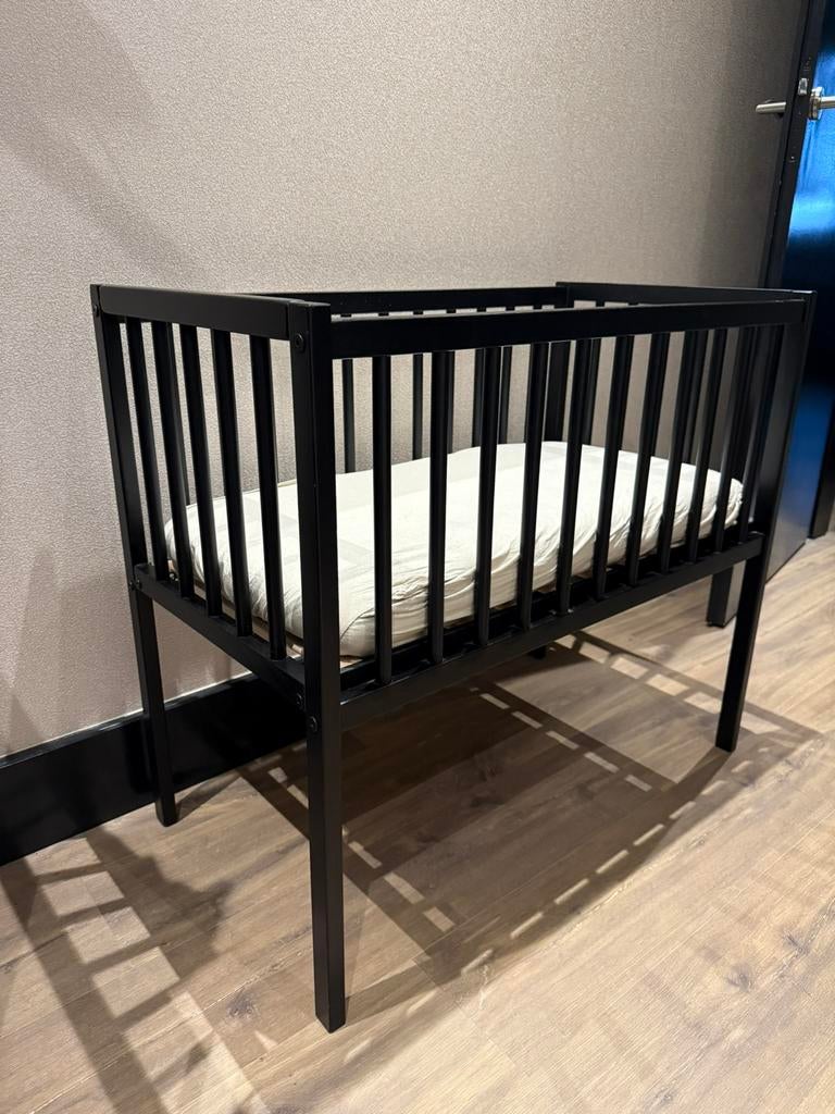 Zwarte wieg met matras, Ophalen, Zo goed als nieuw, Wieg