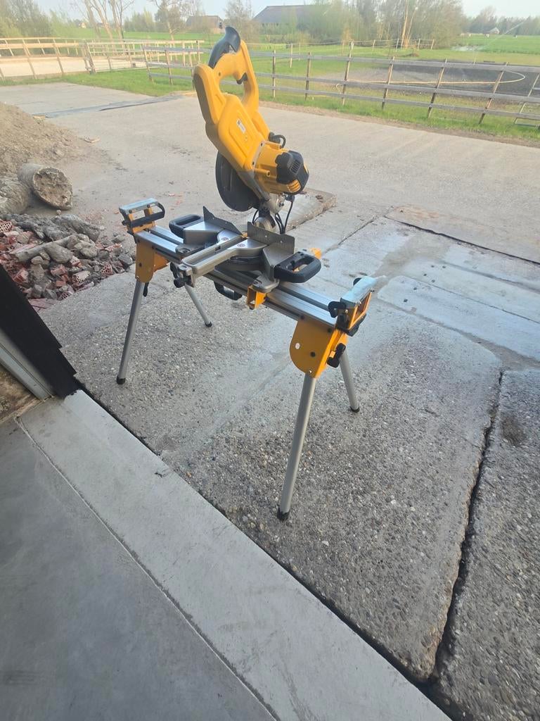 DeWALT DWS774SET Afkortzaag met XPS Zaaglijnindicator, Doe-het-zelf en Verbouw, Gereedschap | Zaagmachines, Ophalen
