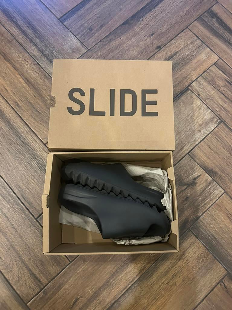 YEEZY SLIDE BLACK / ONYX 44 1/2, Kleding | Heren, Schoenen, Ophalen of Verzenden, Zo goed als nieuw, Zwart