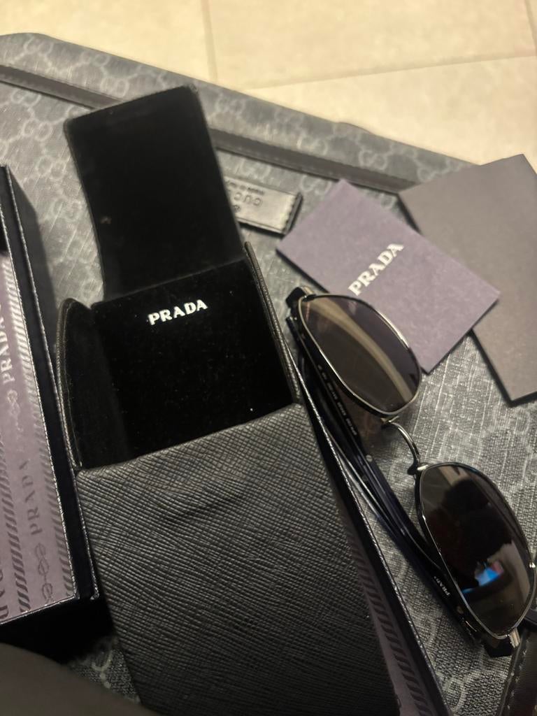 Prada Zonnebril - Gloednieuw en ongedragen, Overige merken, Zonnebril, Zwart, Nieuw