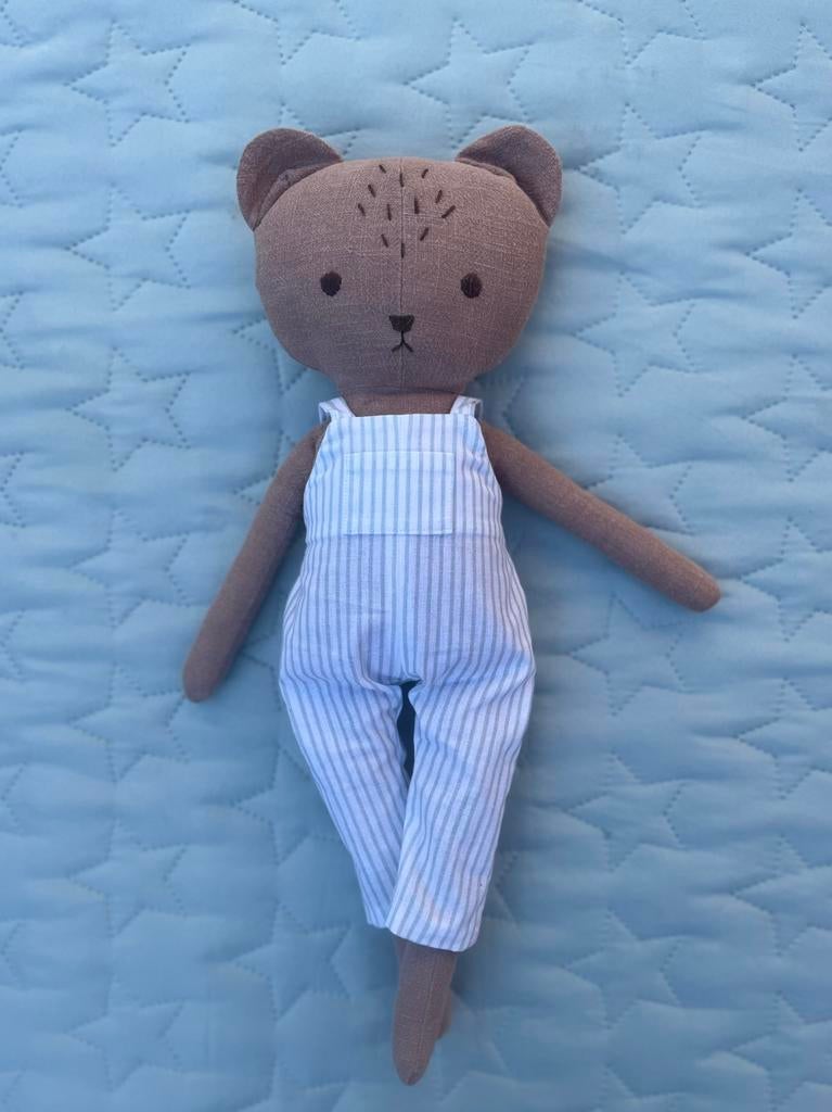 Handgemaakte Linnen Beer Met Gestreepte Overall - 38 cm, Kinderen en Baby's, Babymode-accessoires, Nieuw, Ophalen of Verzenden