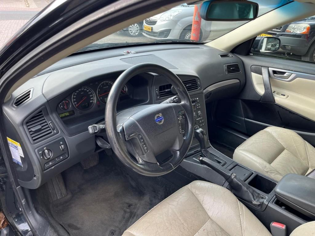 Volvo V70 2.4 170PK aut. NIEUWE APK/XENON/Trekhaak, Auto's, 1556 kg, Zwart, 2435 cc, Stoelverwarming