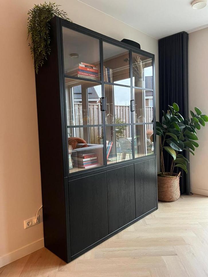 Nieuwe vitrinekast met glazen deuren, Huis en Inrichting, Kasten | Vitrinekasten, Zo goed als nieuw, 200 cm of meer, 150 tot 200 cm