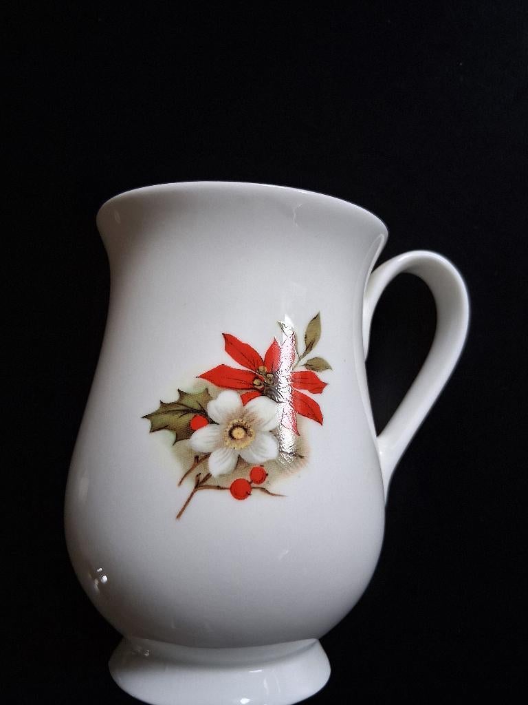 Porseleinen mok met kerstster, kerstroos en hulst *eureka*, Ophalen of Verzenden