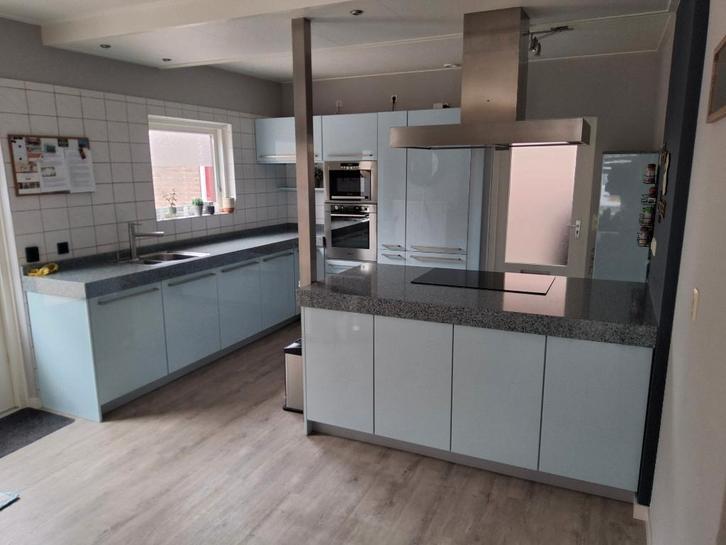 Te Koop: Complete Keuken met kookeiland, Huis en Inrichting, Keuken | Complete keukens, Gebruikt, Hoekkeuken, Blauw, Graniet of Steen