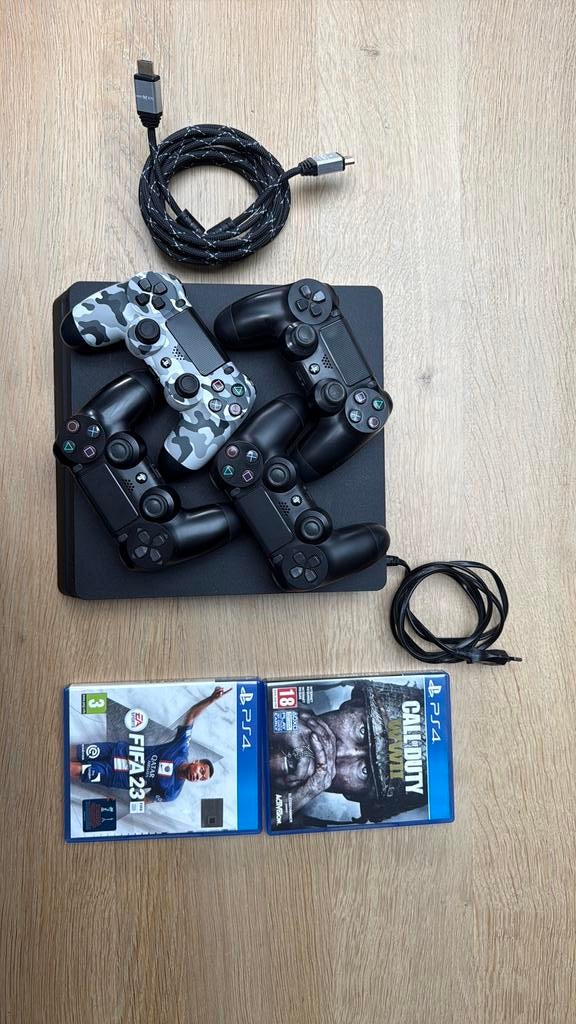 PlayStation 4 + Vier controllers + FIFA 23 & CoD WWII, Spelcomputers en Games, Spelcomputers | Sony PlayStation 4, Ophalen, Met 3 controllers of meer