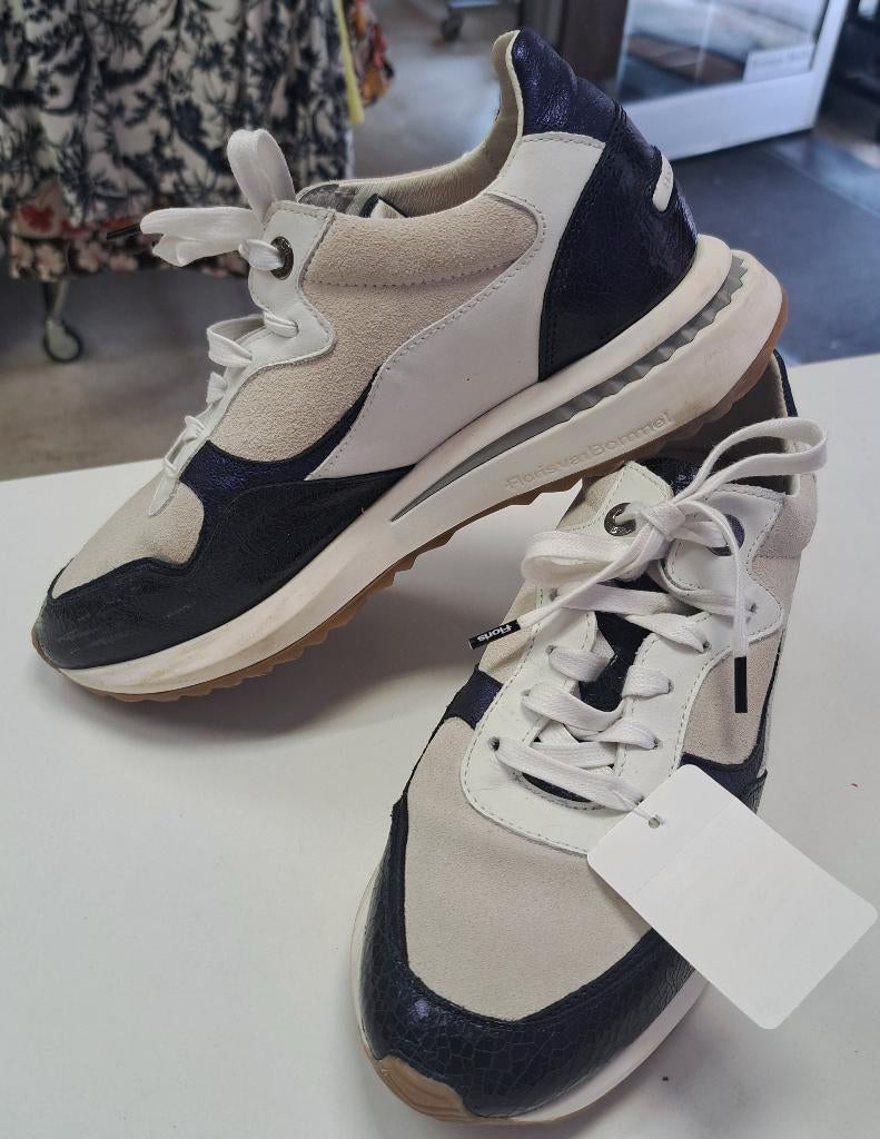 Floris van Bommel luxe sneakers wit donkerblauw mt 38 51019, Kleding | Dames, Schoenen, Zo goed als nieuw, Sneakers of Gympen