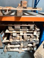 Gratis af te halen stapeltje kapotte pallets, Minder dan 3 m³, Ophalen