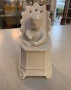 Beeld antiek beeldje van baby in kinderstoel Delfts wit., Ophalen of Verzenden, Zo goed als nieuw, Mens