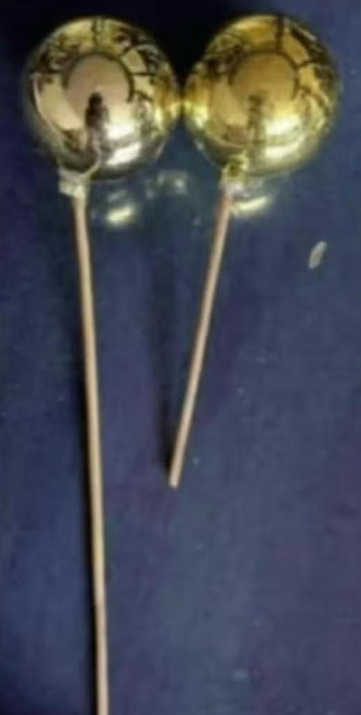 Kerstdecoratie; 2x goudkleurig kerstballetje op stokje, Diversen, Kerst, Ophalen of Verzenden, Zo goed als nieuw